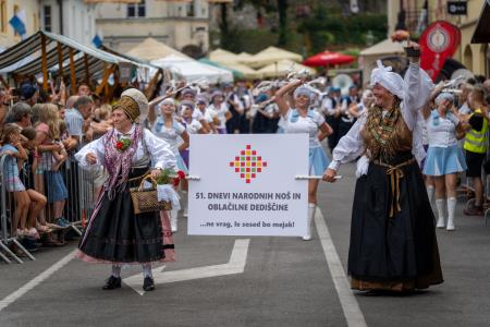 Povorka ob dnevih narodnih noš in oblačilne dedščine (32)